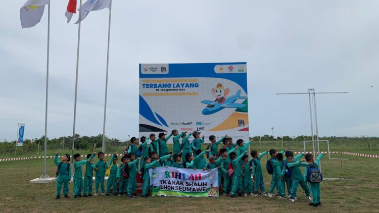 Sekitar 80-an murid Taman Kanak-Kanak (TK) Anak Shalih Gampong Uteun Bayi Kota Lhokseumawe, Kamis, 12 September 2024, mendatangi Bandara Malikussaleh di Kecamatan Muara Batu Kabupaten Aceh Utara untuk melihat langsung ‘atraksi’ olahraga ‘balap pesawat’ terbang layang di arena Pekan Olahraga Nasional (PON) XXI Aceh – Sumut tahun 2024.