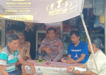 Aiptu H Swandi Sinaga dari Polsek Palipi mengunjungi warung Ibu Boru Sitohang di Desa Huta Dame untuk memberikan himbauan berpolitik sehat.