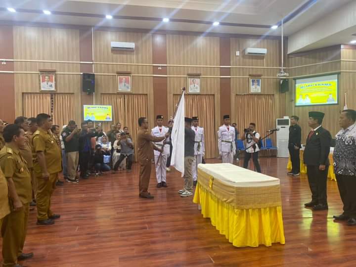 Ketua DPD AKSI Provinsi Sumatera Utara, Wahid Iskandar Barus melantik Pengurus DPC AKSI (Asosiasi Kepala Desa Seluruh Indonesia) Kabupaten Simalungun masa bakti 2024-2029, di Balei Harungguan Djabanten Damanik, Pamatangraya. Kamis (12/9/2024).