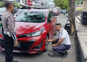 Unit Lalu Lintas Polsek Wenang, Manado melaksanakan giat pengaturan dan penindakan di ruas jalan Dotulolong Lasut (depan dan samping Bank BNI, TKB) serta Jalan Walanda Maramis (depan New Bendar sampai perempatan Plaza), Kamis (12/9/2024).