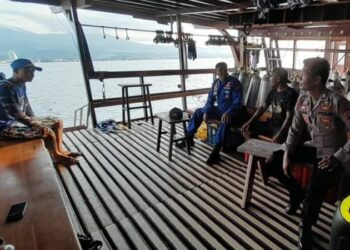 Satuan Polisi Perairan (Satpolairud) Polresta Manado melaksanakan patroli perairan menggunakan kapal polisi 217 XV. Patroli ini dipimpin oleh Kasat Polairud, Kompol Kretsman Mulalinda, dengan melibatkan empat personel Satpolairud, Pada hari ini, Kamis, 12 September 2024 pukul 16.00 – 18.00 WITA.