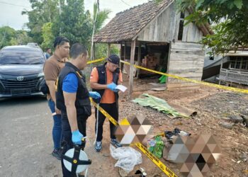 Tim INAFIS Polres Ogan Ilir bersama Polsek Muara Kuang melakukan olah tempat kejadian perkara (TKP) terkait aksi pencurian sepeda motor yang berujung pada tewasnya salah satu pelaku di Desa Tambang Rambang, Kecamatan Rambang Kuang, Kabupaten Ogan Ilir, pada Kamis (12/9/2024) dini hari.