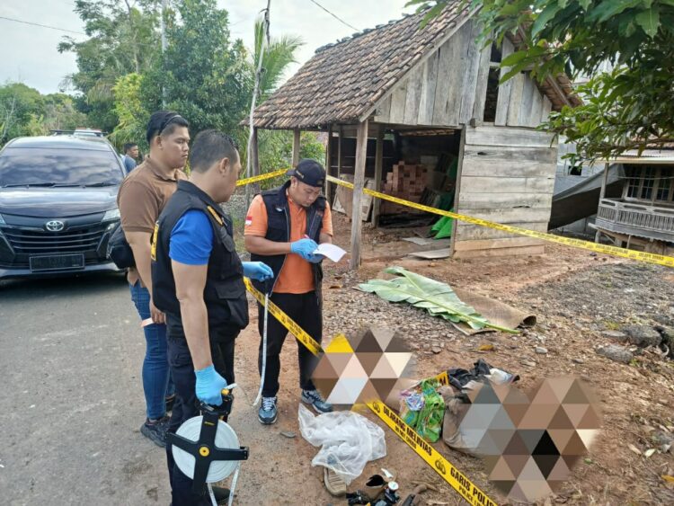 Tim INAFIS Polres Ogan Ilir bersama Polsek Muara Kuang melakukan olah tempat kejadian perkara (TKP) terkait aksi pencurian sepeda motor yang berujung pada tewasnya salah satu pelaku di Desa Tambang Rambang, Kecamatan Rambang Kuang, Kabupaten Ogan Ilir, pada Kamis (12/9/2024) dini hari.