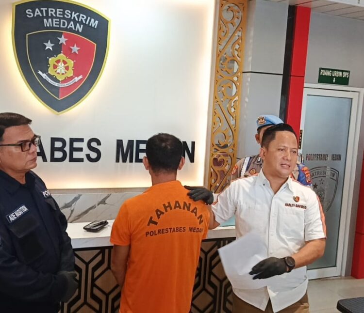 PELAKU TPPO: Kasat Reskrim Polrestabes Medan Kompol Jama Kita Purba memberikan keterangan terkait penangkapan seorang pelaku TPPO berinisial LM di Mapolrestabes Jumat (13/09/2024).(Foto Dok/Polrestabes)