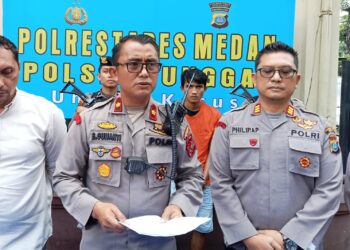 PELAKU CURANMOR DITEMBAK: Kapolsek Sunggal Kompol Bambang Gunanti Hutabarat didampingi Wakapolsek AKP Philip Antonio Purba memberikan keterangan pers terkait kronologis ditembaknya pelaku spesialis curanmor berinisial DCR alias Pras di Mapolsek, Jumat (13/09/2024).(Foto Dok/Polsek)