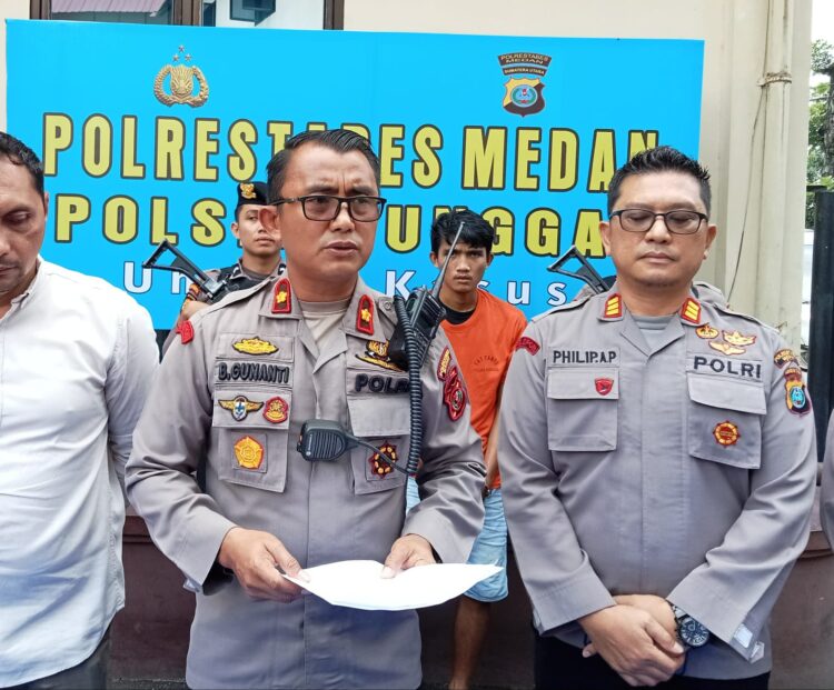 PELAKU CURANMOR DITEMBAK: Kapolsek Sunggal Kompol Bambang Gunanti Hutabarat didampingi Wakapolsek AKP Philip Antonio Purba memberikan keterangan pers terkait kronologis ditembaknya pelaku spesialis curanmor berinisial DCR alias Pras di Mapolsek, Jumat (13/09/2024).(Foto Dok/Polsek)