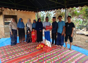 Tim Pemenangan H. Sulaiman (Tole) Kunjungi Korban Kebakaran di Peudawa. Rasa haru (berduka) menyelimuti para keluarga korban kebakaran rumah yang terjadi pada Kamis malam di Dusun Padang Kunyet, Desa Buket Kuta, Kecamatan Peudawa, Aceh Timur, Provinsi Aceh. Jum'at. 13 September 2024.