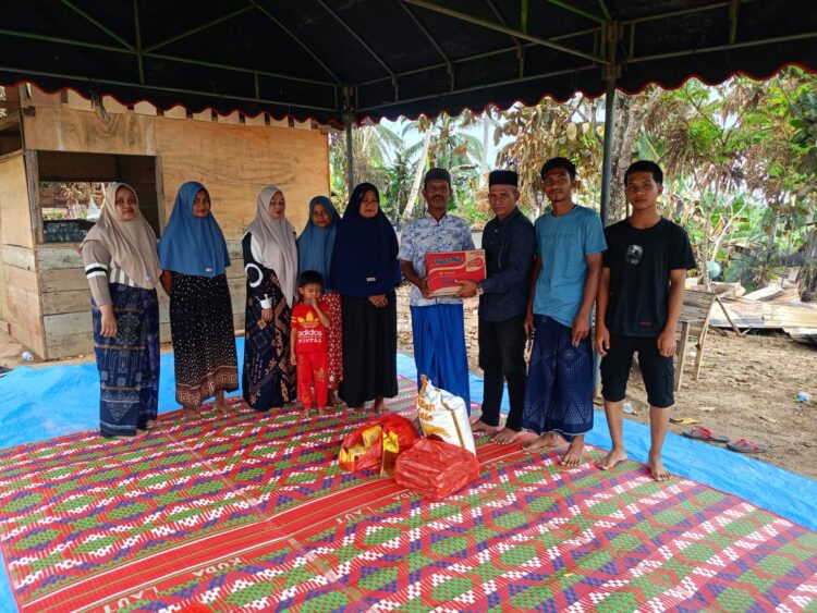 Tim Pemenangan H. Sulaiman (Tole) Kunjungi Korban Kebakaran di Peudawa. Rasa haru (berduka) menyelimuti para keluarga korban kebakaran rumah yang terjadi pada Kamis malam di Dusun Padang Kunyet, Desa Buket Kuta, Kecamatan Peudawa, Aceh Timur, Provinsi Aceh. Jum'at. 13 September 2024.