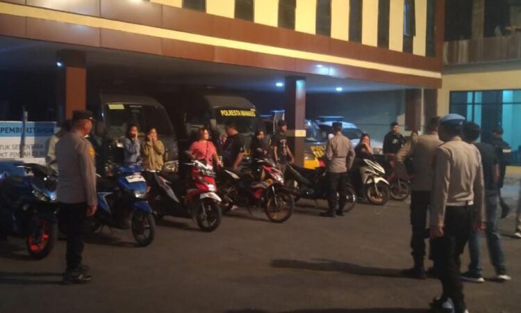Polresta Manado dan jajarannya menggencarkan kegiatan rutin yang ditingkatkan (KRYD), khususnya pada malam hari, Kamis (12/9/2024) malam.