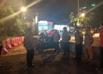 Anggota Seksi Profesi dan Pengamanan (SIPROPAM) Polresta Manado telah melaksanakan pengamanan dan pengawasan terhadap personel Polresta Manado yang bertugas mengamankan kunjungan kerja Kepala Staf Angkatan Darat (Kasad) TNI AD di Kota Manado, Kamis (12/9/2024) malam.