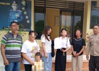 Bhabinkamtibmas (Bintara Pembina Keamanan dan Ketertiban Masyarakat) Polsek Pineleng berhasil menyelesaikan kasus perkelahian di wilayahnya menggunakan metode problem solving, Jumat (13/9/2024).
