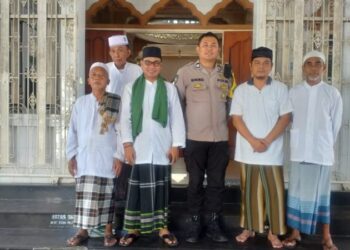Personel Polresta Manado dan Polsek jajaran melaksanakan program inovasi “Paja Somat” (Polisi Jaga Gereja dan Sholat Jumat) untuk menjamin keamanan dan kenyamanan bagi jemaah yang sedang beribadah. Kegiatan ini dilakukan sebagai upaya untuk menciptakan rasa aman dan nyaman bagi masyarakat saat melaksanakan ibadah di masjid-masjid di wilayah hukum Polresta Manado, Jumat (13/9/2024).