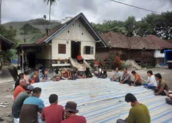 AIPTU H Swandi Sinaga, Kepala SPKT Polsek Palipi, baru-baru ini memfasilitasi mediasi antara pelapor JS dan terlapor HS serta ILS terkait dugaan pencemaran nama baik mengenai isu Kepemilikan Begu Ganjang. Kegiatan mediasi ini diadakan di Huta Godang, Dusun II, Desa Sigaol Simbolon, Kecamatan Palipi, Kabupaten Samosir. Sabtu, (14/09/2024).
