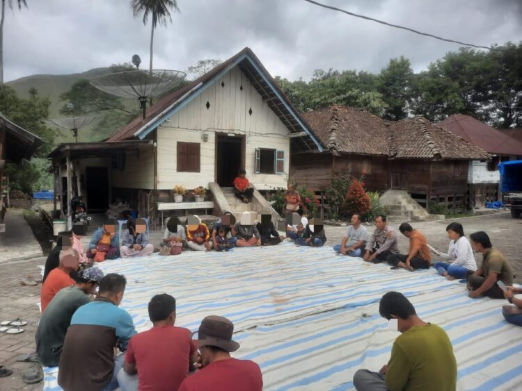 AIPTU H Swandi Sinaga, Kepala SPKT Polsek Palipi, baru-baru ini memfasilitasi mediasi antara pelapor JS dan terlapor HS serta ILS terkait dugaan pencemaran nama baik mengenai isu Kepemilikan Begu Ganjang. Kegiatan mediasi ini diadakan di Huta Godang, Dusun II, Desa Sigaol Simbolon, Kecamatan Palipi, Kabupaten Samosir. Sabtu, (14/09/2024).
