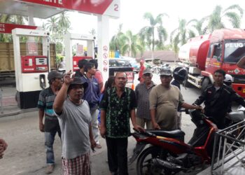 Petani yang merasa keberatan atas media yang membuat berita atas pengutipan mengisi BBM pakai jerigen berkumpul di SPBU 14.221.245 terletak di Jl. Lintas Tanah Jawa - BP Mandoge Nagori Balimbingan Kecamatan Tanah Jawa Kabupaten Simalungun.