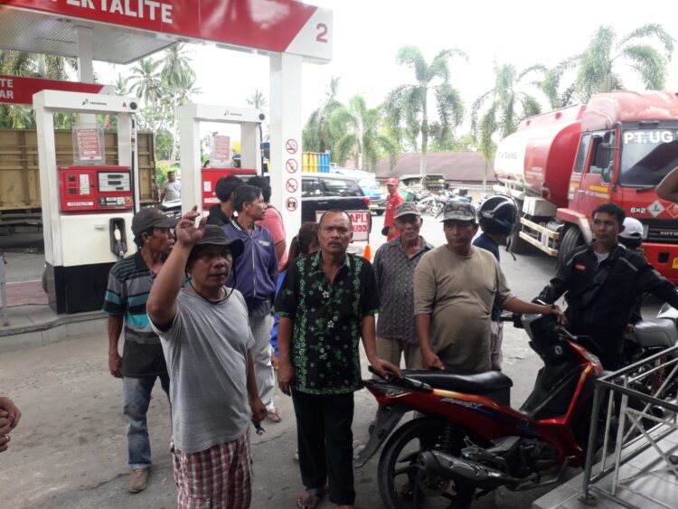 Petani yang merasa keberatan atas media yang membuat berita atas pengutipan mengisi BBM pakai jerigen berkumpul di SPBU 14.221.245 terletak di Jl. Lintas Tanah Jawa - BP Mandoge Nagori Balimbingan Kecamatan Tanah Jawa Kabupaten Simalungun.