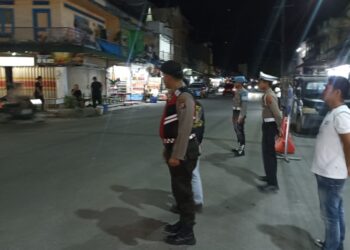 Personil Polres Samosir melaksanakan patroli presisi malam hari untuk memastikan keamanan dan ketertiban di wilayah hukum Polres Samosir. Patroli ini dilakukan dalam rangka Memastikan tahapan Pemilihan Kepala Daerah, pelaksanaan PON XXI Aceh Sumut 2024, serta menjelang ibadah Minggu Gereja akan berlangsung aman.