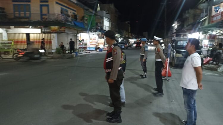 Personil Polres Samosir melaksanakan patroli presisi malam hari untuk memastikan keamanan dan ketertiban di wilayah hukum Polres Samosir. Patroli ini dilakukan dalam rangka Memastikan tahapan Pemilihan Kepala Daerah, pelaksanaan PON XXI Aceh Sumut 2024, serta menjelang ibadah Minggu Gereja akan berlangsung aman.