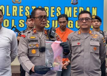 NB: Johannes, Dio Muthe, Hendrik, Dian Raharjo - PELAKU: Kapolsek Sunggal Kompol Bambang Gunanti Hutabarat didampingi Wakapolsek AKP Philip Antonio Purba memberikan keterangan terkait penangkapan terhadap pelaku penodongan disertai penganiayaan terhadap seorang warga, di Mapolsek, Minggu (15/09/2024).(Foto Dok/Polsek)
