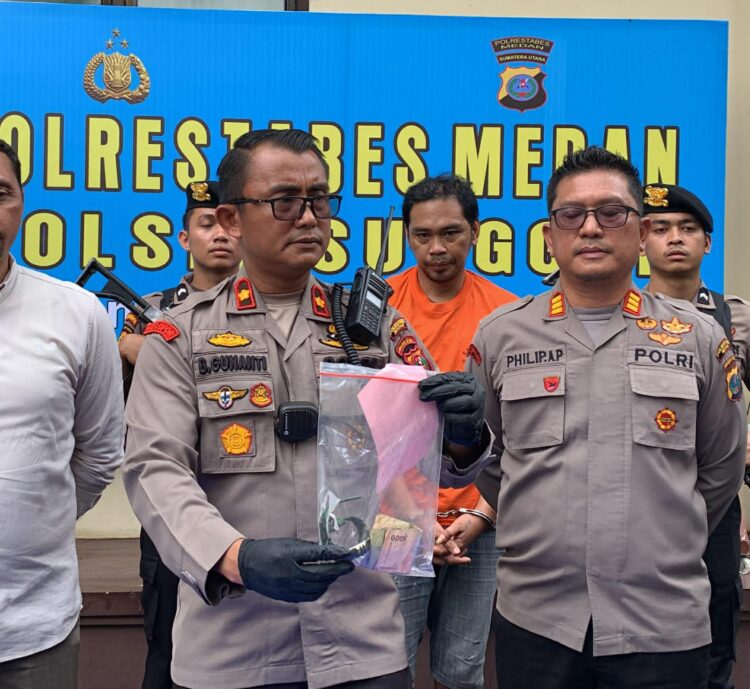 NB: Johannes, Dio Muthe, Hendrik, Dian Raharjo - PELAKU: Kapolsek Sunggal Kompol Bambang Gunanti Hutabarat didampingi Wakapolsek AKP Philip Antonio Purba memberikan keterangan terkait penangkapan terhadap pelaku penodongan disertai penganiayaan terhadap seorang warga, di Mapolsek, Minggu (15/09/2024).(Foto Dok/Polsek)
