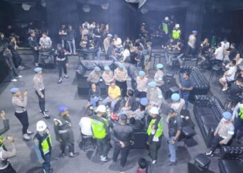 Polresta Manado bekerja sama dengan anggota DENPOM XIII/1 menjalankan operasi gaktiblin di sejumlah tempat hiburan malam yang berada di wilayah hukum Polresta Manado, Sabtu (14/9/2024) malam.