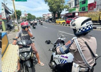 Satuan Lalu Lintas (Sat Lantas) Polresta Manado melakukan pengaturan lalu lintas di berbagai titik strategis di kota Manado. Kegiatan ini bertujuan untuk mengurangi kemacetan serta meminimalisir potensi kecelakaan yang sering terjadi di jalan raya, Minggu (15/9/2024).