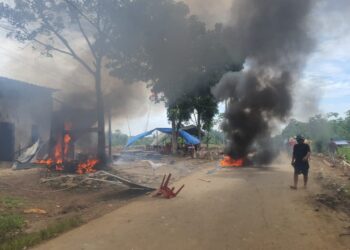 DIBAKAR: Posko FPPSBS dan sepedamotor di Jalan Selambo Desa Amplas, Kecamatan Percut Sei Tuan, Deliserdang dibakar puluhan anggota geng motor, Senin (16/9/2024).(Foto Dok/ warga)