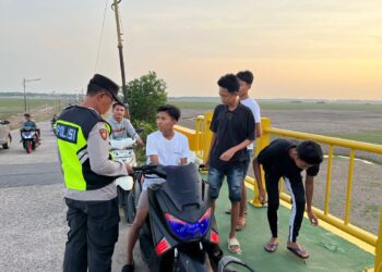 Personil Polsek Indralaya melaksanakan patroli hunting dan pembubaran balap liar di Komplek Perkantoran Tanjung Senai, Kabupaten Ogan Ilir, pada Minggu (15/09/2024) sore. Kegiatan ini dipimpin oleh Kanit Patroli Polsek Indralaya, Aiptu Suhadi, bersama personil kepolisian lainnya.