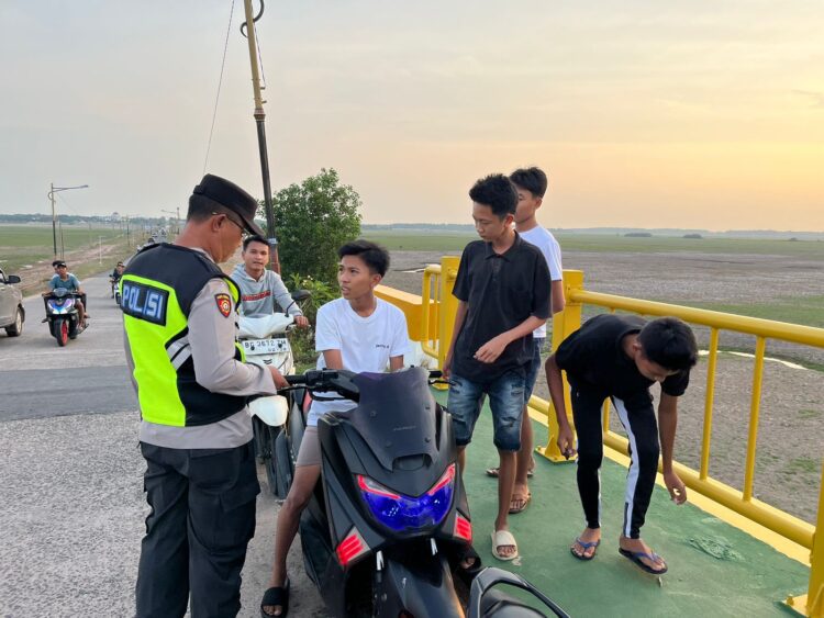 Personil Polsek Indralaya melaksanakan patroli hunting dan pembubaran balap liar di Komplek Perkantoran Tanjung Senai, Kabupaten Ogan Ilir, pada Minggu (15/09/2024) sore. Kegiatan ini dipimpin oleh Kanit Patroli Polsek Indralaya, Aiptu Suhadi, bersama personil kepolisian lainnya.