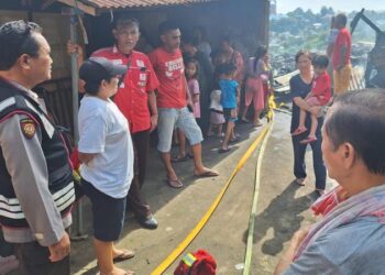 Polsek Tikala melakukan pengamanan di lokasi kebakaran yang terjadi di Kelurahan Banjer, Lingkungan 7, Kecamatan Tikala. Kejadian ini dipimpin oleh Kapolsek Tikala, IPTU Herry Apryanto, bersama unit SPK Polsek Tikala, Bhabin, dan Babinsa setempat, Senin (16/9/2024) sekitar pukul 07.15 WITA.