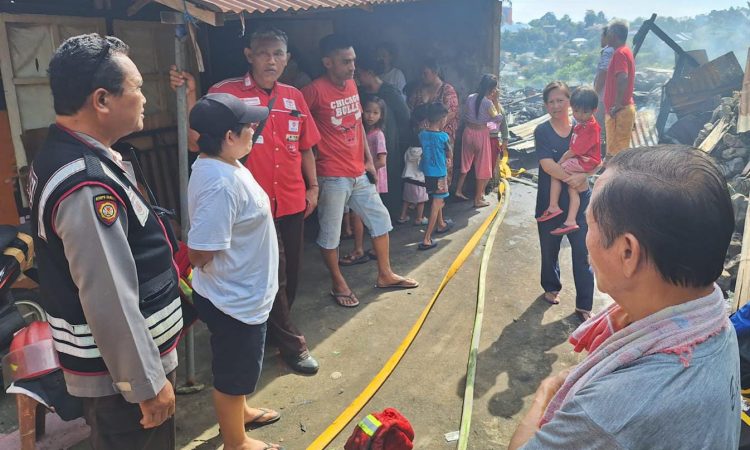 Polsek Tikala melakukan pengamanan di lokasi kebakaran yang terjadi di Kelurahan Banjer, Lingkungan 7, Kecamatan Tikala. Kejadian ini dipimpin oleh Kapolsek Tikala, IPTU Herry Apryanto, bersama unit SPK Polsek Tikala, Bhabin, dan Babinsa setempat, Senin (16/9/2024) sekitar pukul 07.15 WITA.