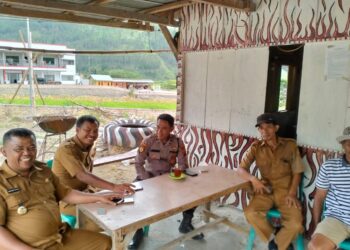 PLT Kapolsek Harian IPDA Rahmat Kurniawan bertemu dengan ASN Desa Turpuk Sihotang dan membahas terkait perkembangan pilkada serentak 2024 khusunya di kabupaten Samosir. (17/09/2024)