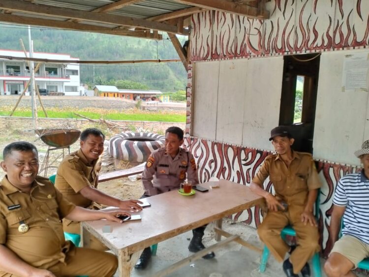 PLT Kapolsek Harian IPDA Rahmat Kurniawan bertemu dengan ASN Desa Turpuk Sihotang dan membahas terkait perkembangan pilkada serentak 2024 khusunya di kabupaten Samosir. (17/09/2024)