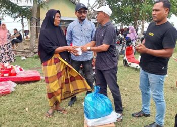 Bantuan dari H. Sulaiman diserahkan oleh Anggota Tim Tole- Apung, Yahya Ys atau yang akrap disapa Yahya Bok Kayee, di Desa Kuala Peudawa Puntong, Kecamatan Idi Rayeuk, Kabupaten Aceh Timur, Selasa (17/09/2024).