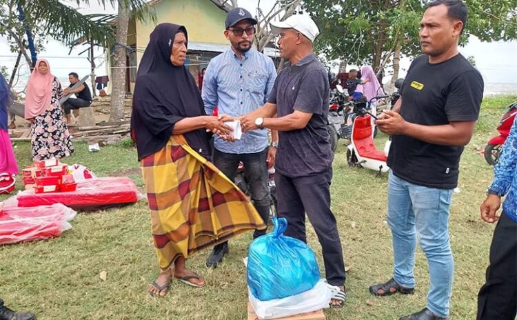 Bantuan dari H. Sulaiman diserahkan oleh Anggota Tim Tole- Apung, Yahya Ys atau yang akrap disapa Yahya Bok Kayee, di Desa Kuala Peudawa Puntong, Kecamatan Idi Rayeuk, Kabupaten Aceh Timur, Selasa (17/09/2024).