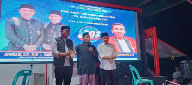 Deklarasi yang berlangsung dikediaman Raja Tansa Selasa (18/09/24) malam ini dihadiri ratusan kerabat dan keturunan Raja Tampok, serta mantan tim pemenangan Teuku Raja Muhibudin, SH yang pernah mencalonkan diri pada pileg yang lalu dari Partai Aceh.
