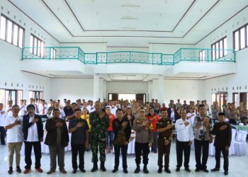Kapolres Samosir, AKBP Yogie Hardiman, S.H., S.I.K., M.H., memimpin kegiatan Cooling System di Aula AE Manihuruk Desa Lumban Suhi-suhi Kecamatan Pangururan. Kegiatan ini bertujuan untuk menciptakan suasana damai selama pelaksanaan pialkada di wilayah hukum Polres Samosir.