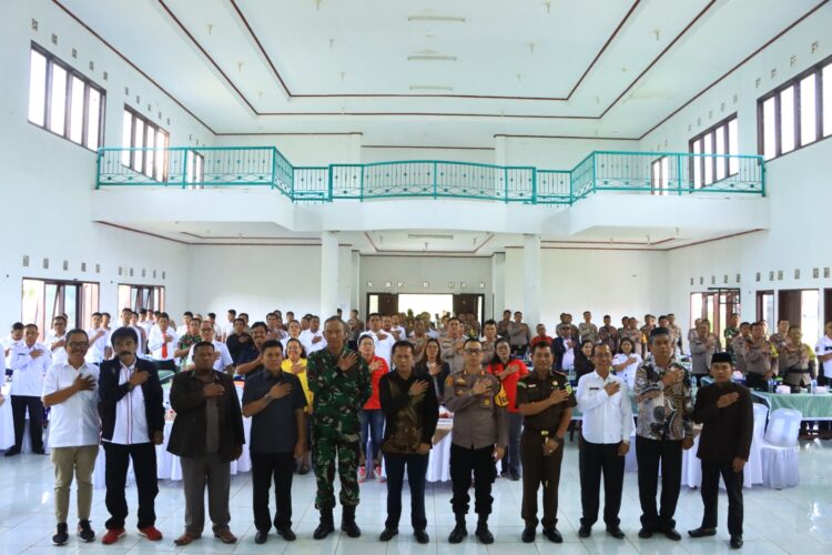 Kapolres Samosir, AKBP Yogie Hardiman, S.H., S.I.K., M.H., memimpin kegiatan Cooling System di Aula AE Manihuruk Desa Lumban Suhi-suhi Kecamatan Pangururan. Kegiatan ini bertujuan untuk menciptakan suasana damai selama pelaksanaan pialkada di wilayah hukum Polres Samosir.