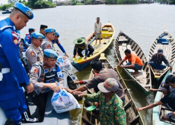 Rabu (18/9/2024) Karo Provoost Divpropam Polri menyempatkan diri menyambangi masyarakat pesisir sungai Musi, desa Pematang Palas (Muara Kumbang) kecamatan Banyuasin I Kabupaten Banyuasin.