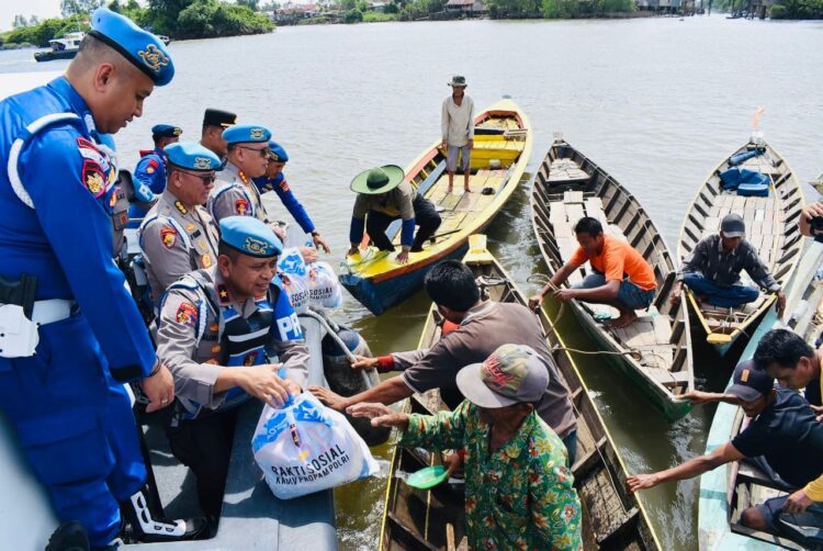 Rabu (18/9/2024) Karo Provoost Divpropam Polri menyempatkan diri menyambangi masyarakat pesisir sungai Musi, desa Pematang Palas (Muara Kumbang) kecamatan Banyuasin I Kabupaten Banyuasin.