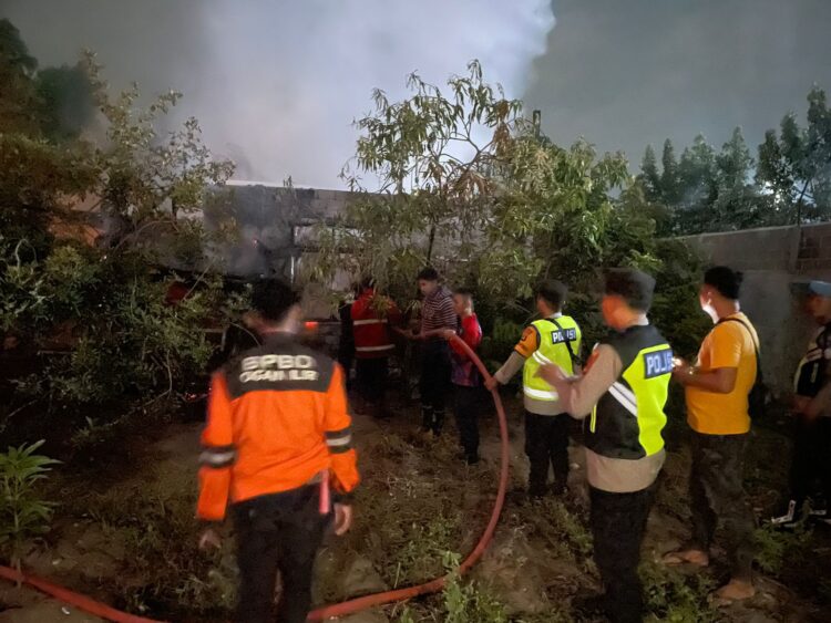Sekira pukul 23.20 WIB, telah terjadi kebakaran yang melanda satu unit rumah permanen di Rt. 1 Dsn. I Ds. Belanti, Kecamatan Tanjung Raja, Kabupaten Ogan Ilir. Kebakaran ini segera diketahui oleh warga sekitar yang melihat nyala api membesar dari atap dapur rumah milik Tarmizi alias Anang (51 tahun), seorang buruh, Selasa (17/09/2024) malam