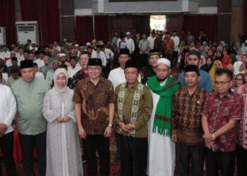 Kegiatan Peringatan Maulid Nabi Muhammad SAW 1446 H dilaksankan di Ruang Serba Guna Pemkot Manado, yang terletak di Jl. Balai Kota, Kelurahan Tikala Ares, Kecamatan Tikala, Pada hari Senin, 18 September 2024, pukul 09.15 WITA.