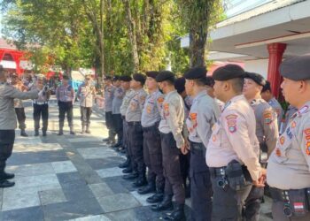 Kapolsek Wenang, Kompol Romel Pontoh, memimpin apel konsolidasi dan pengecekan personel Polresta Manado yang bertugas mengamankan aksi unjuk rasa (Unras) para pedagang kaki lima di Pasar Bersehati. Kegiatan ini berlangsung di halaman Pasar Bersehati dan dihadiri oleh seluruh anggota yang terlibat dalam pengamanan, Selasa (18/9/2024).