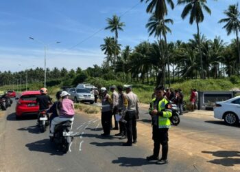 Polsek Mapanget menerima laporan dari masyarakat mengenai kecelakaan lalu lintas yang melibatkan sebuah kendaraan pengangkut anak sekolah. Kecelakaan tersebut terjadi di Ringroad dua, tepatnya di Jalan Masuk Perum GPI, Kelurahan Buha, Lingkungan III, Kecamatan Mapanget, Kota Manado, Pada hari ini, Selasa, 18 September 2024, sekitar pukul 07.15 WITA.