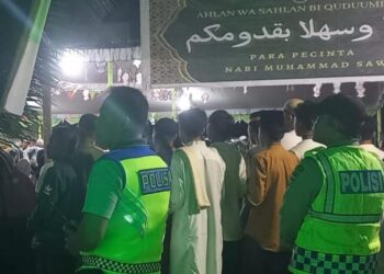 Umat Muslim di Kecamatan Singkil merayakan Peringatan Maulid Nabi Muhammad SAW dengan penuh khidmat di Masjid Alwi Bin Abdurrahman Bin Smith, Kelurahan Karame. Kegiatan ini dihadiri oleh sekitar 330 jamaah, termasuk tokoh agama dan masyarakat setempat, Senin (18/9/2024).