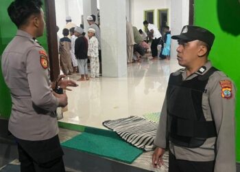Personel Polresta Manado bersama Polsek jajaran melaksanakan pengamanan di berbagai masjid di wilayah hukum Polresta Manado. Kegiatan ini bertujuan untuk memastikan keamanan dan kenyamanan bagi umat Muslim yang melaksanakan ibadah dan perayaan, Senin (18/9/2024).