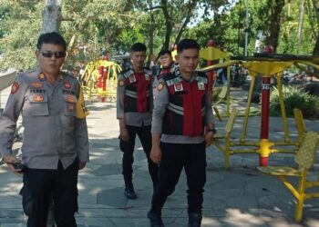 Personel Polresta Manado bersama dengan jajaran Polsek melaksanakan pengamanan di berbagai tempat wisata yang ramai dikunjungi masyarakat. Kegiatan ini bertujuan untuk memastikan keamanan dan kenyamanan bagi warga yang merayakan peringatan penting ini di wilayah hukum Polresta Manado, Senin (17/9/2024).