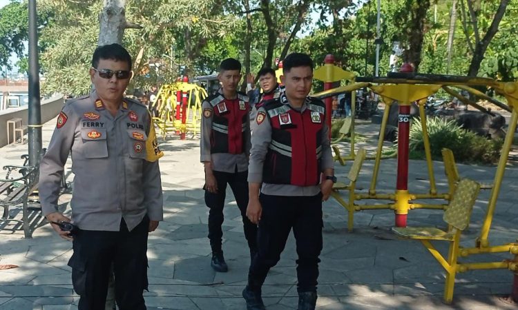 Personel Polresta Manado bersama dengan jajaran Polsek melaksanakan pengamanan di berbagai tempat wisata yang ramai dikunjungi masyarakat. Kegiatan ini bertujuan untuk memastikan keamanan dan kenyamanan bagi warga yang merayakan peringatan penting ini di wilayah hukum Polresta Manado, Senin (17/9/2024).