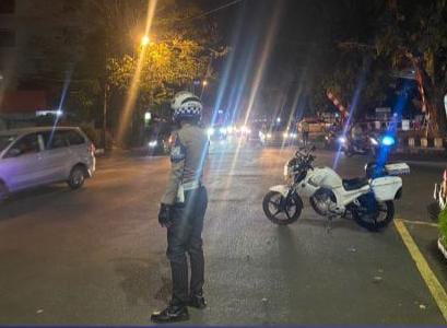 Satuan Lalu Lintas (Sat Lantas) Polresta Manado meluncurkan program inovatif bertajuk “Silau Mata” (Siaga Lampu Biru di Keramaian Kota). Program ini diharapkan dapat memberikan rasa aman kepada masyarakat melalui kehadiran personel Sat Lantas yang siaga dengan lampu biru menyala di area-area ramai, Senin (18/9/2024) malam.