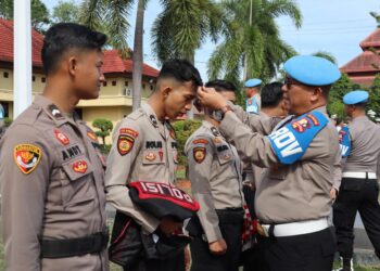 Polres Ogan Ilir melaksanakan apel dan pemeriksaan kelengkapan administrasi serta tes urine bagi seluruh anggotanya, dipimpin langsung oleh Karo Provos Div Propam Polri, Brigjen Pol. Drs. Sumarto, M.Si. Kegiatan ini berlangsung di lapangan upacara Polres Ogan Ilir, mulai pukul 08.00 WIB dan dihadiri oleh Kapolres Ogan Ilir, AKBP Bagus Suryo Wibowo, Wakapolres Kompol Helmi Ardiansah, SH, MH, serta para Pejabat Utama (PJU) Polres, Kamis (19/09/2024)